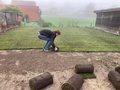 Plaatsen van graszoden
